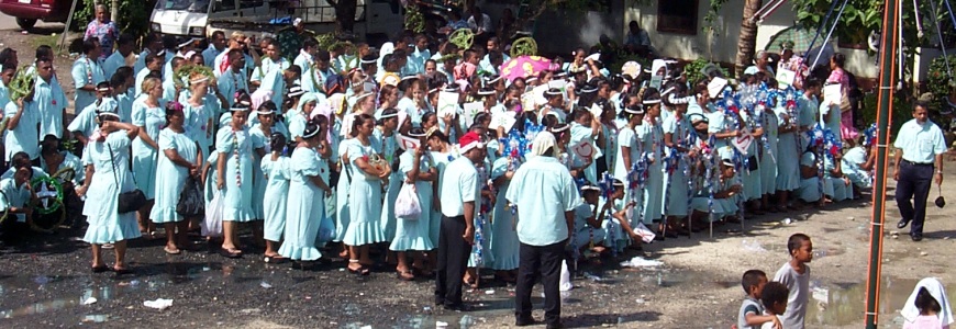 pohnpei_marchers_aerial (151K)