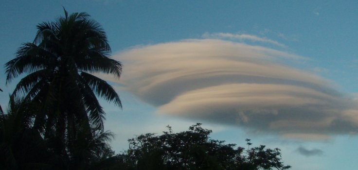 cumulus standing lenticularis, lenticular cloud