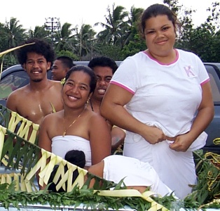 Kesia Joe with Chuuk teammates