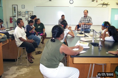 Dr. Michael Balick holds a discussion with the SC/SS 115 Ethnobotany class.