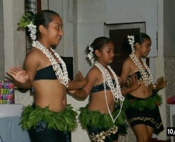 Kosraen dancers: Suelisa Likiaksa, Alona Jackson, Rose Seymour